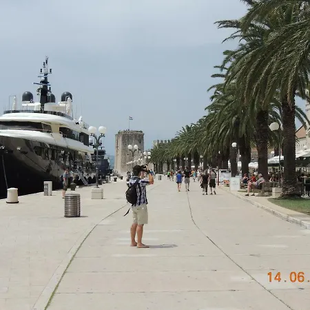 Naomi And Marsel Τρογκίρ
